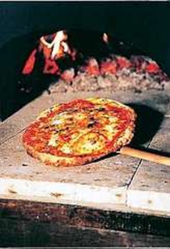 2. 山菜やキノコなど季節の旬素材を味わえるオリジナルピザ　