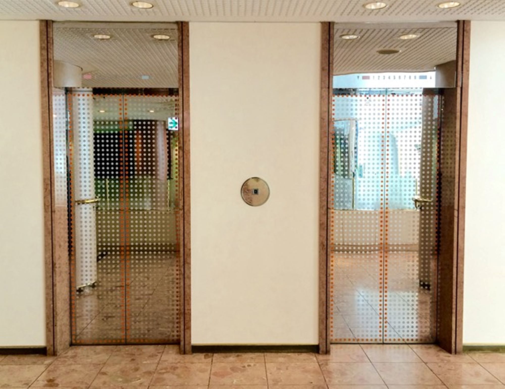 客室行きエレベーター