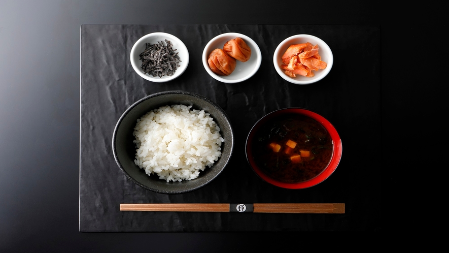 【朝食】新潟コシヒカリご飯とあご出汁味噌汁