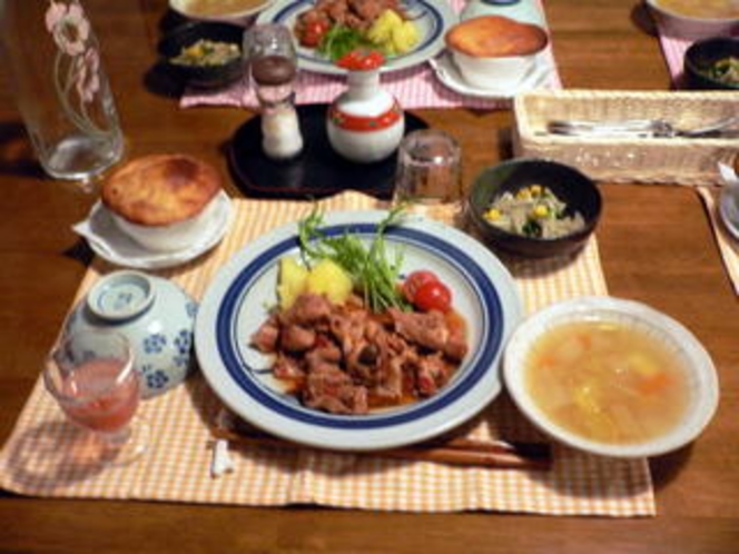 【夕食一例】奥さんの実家産野菜＆お米使用の日替わり夕食です。