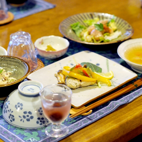 【夕食一例】奥さんの実家産野菜＆お米使用の日替わり夕食です。