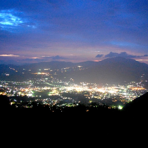 【夜景】この周辺では一番の高台に建っているので、眼下に最高の夜景がご覧いただけます！