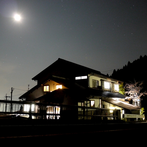 【外観（夜）】夜は満天の星空がご覧いただけますよ。