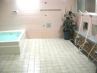 広さ8畳浴槽容量800Lの浴室