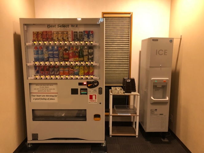 １階　自動販売機コーナー　製氷機