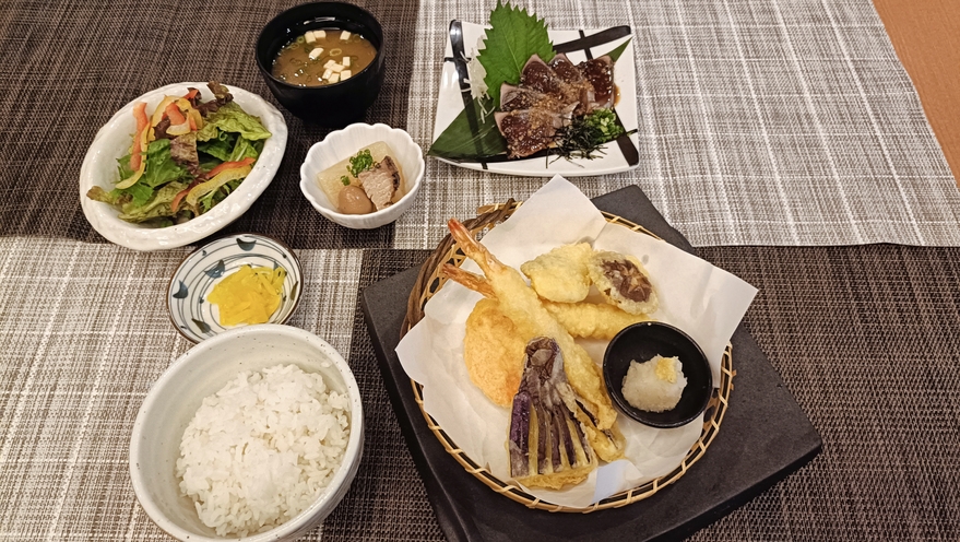 【1泊2食付】選べる4種の定食プラン (天麩羅盛り合わせ、牛すき煮、煮魚、和牛ホルモン鉄板焼)