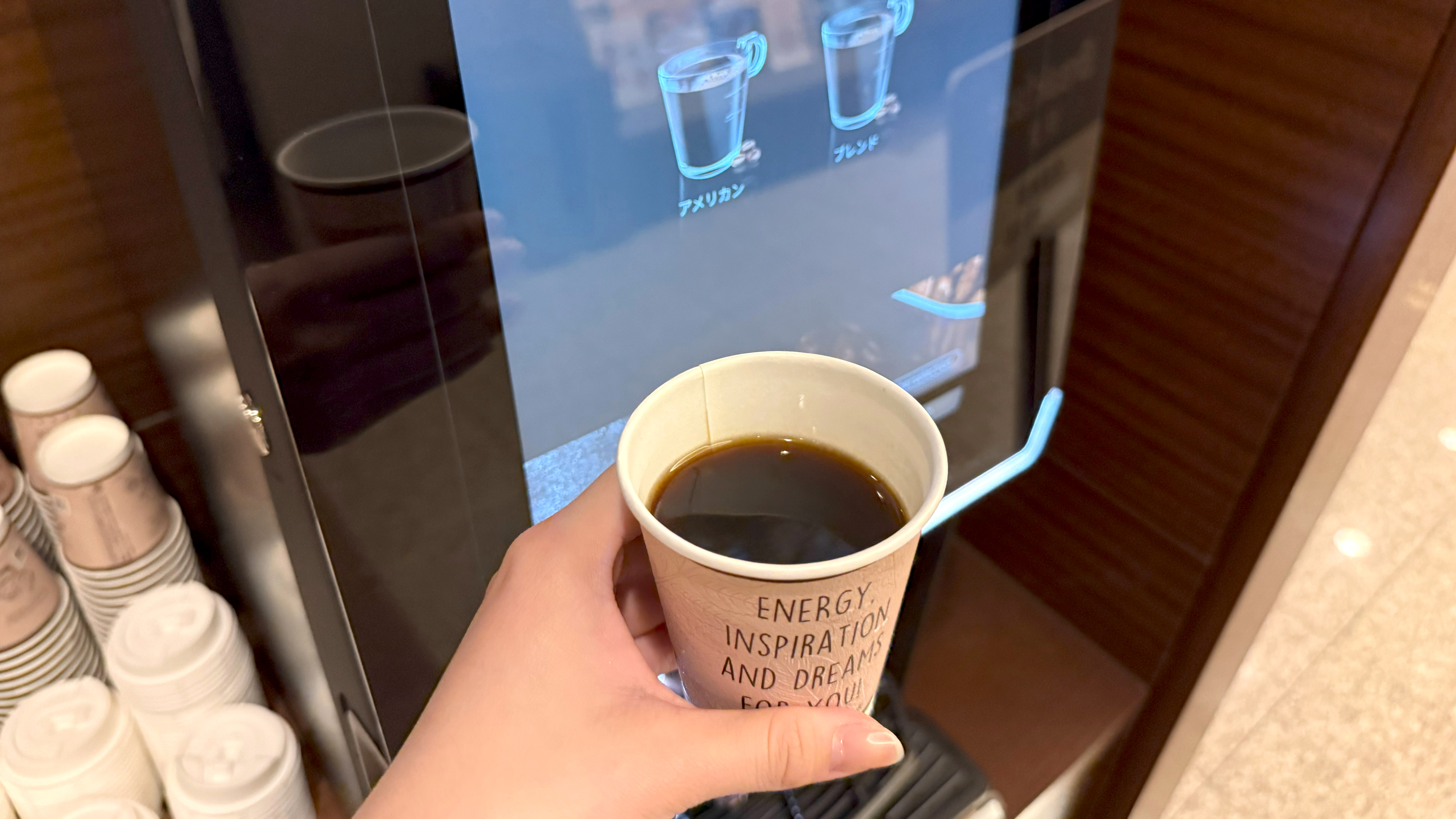 ロビーにセルフカフェをご用意しております。ご利用ください。利用可能時間：15:00～22:00・6:30～10:00