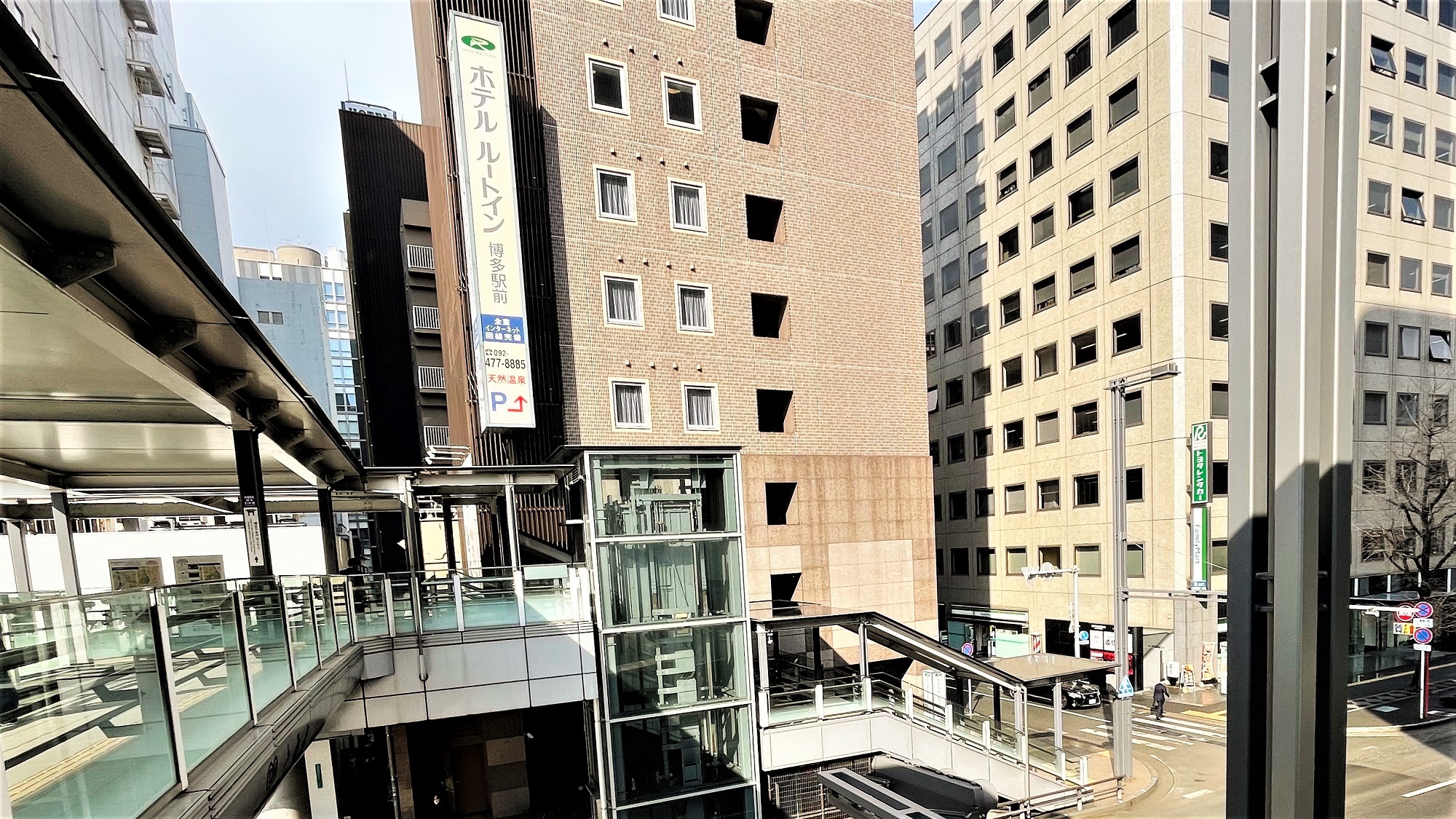 バスターミナル横よりホテル方面～博多バスターミナル２階より出て右へお進みくださいませ～