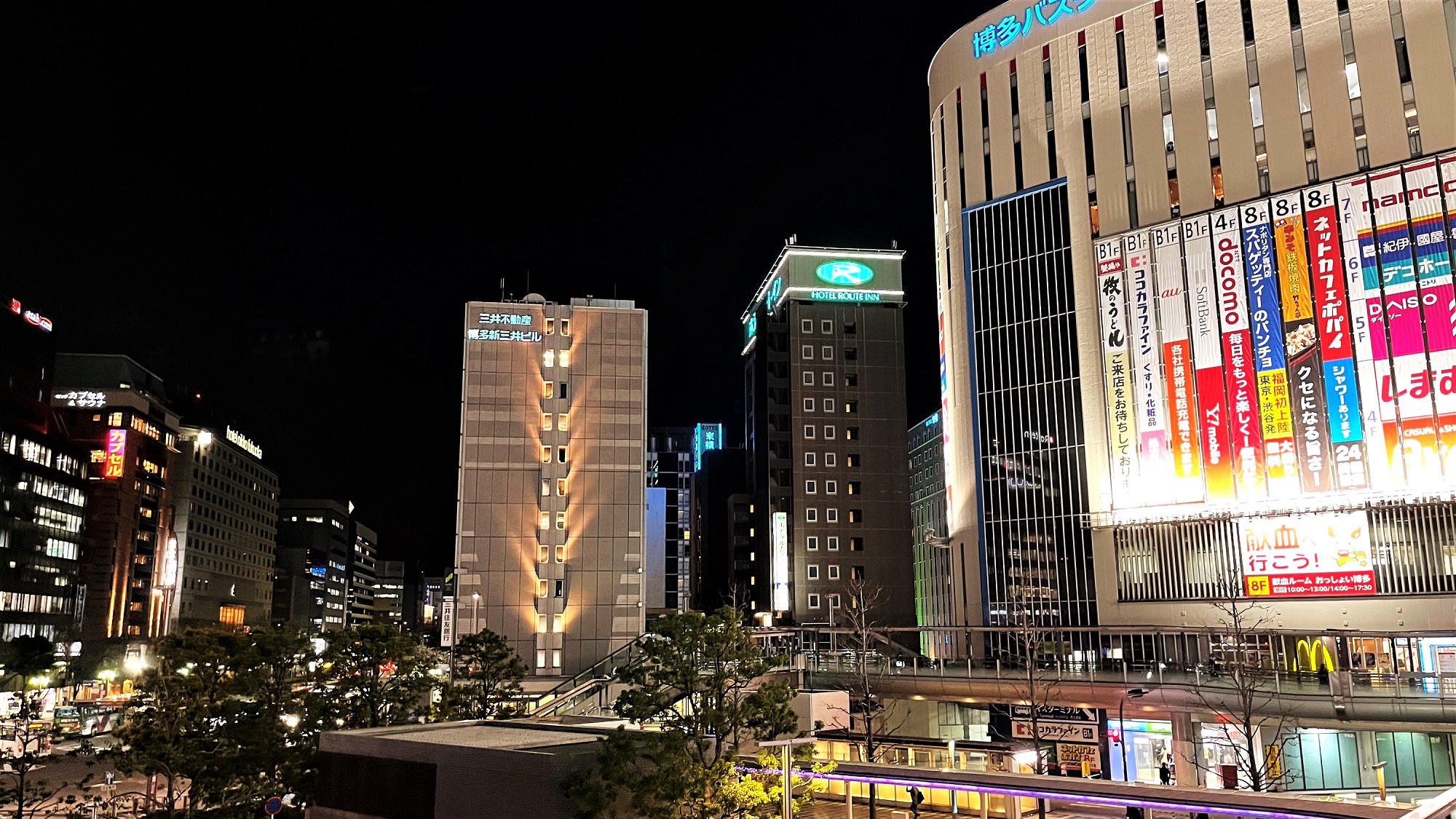 博多駅二階通路よりホテル方面(夜景)
