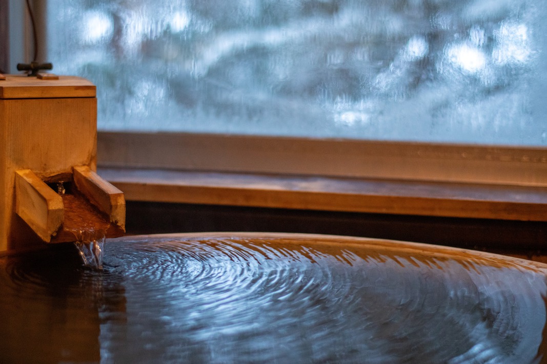 【内風呂（信楽焼）】リニューアル和洋室45㎡　冬　(一例)