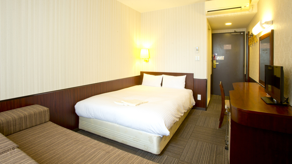 デザイン、快適さを追及したダブルルーム、ソファでおゆっくりお寛ぎ頂けます。