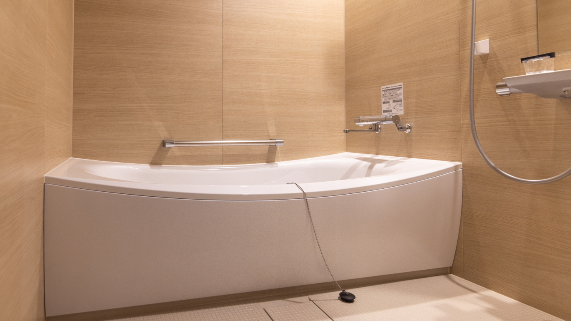 ・【ファミリー　ダブルルーム】広々とした浴槽でゆったり。心安らぐバスタイムをどうぞ