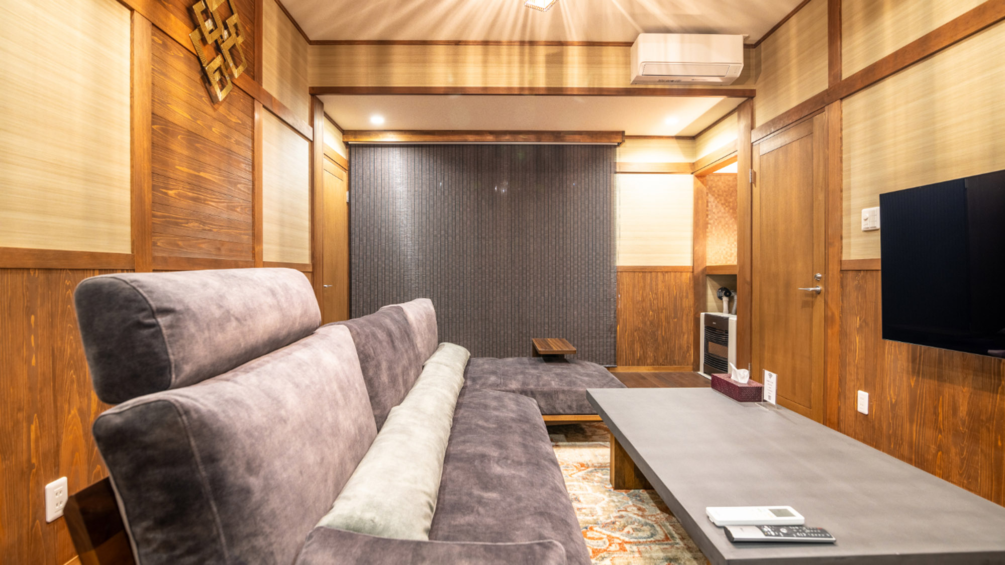 ・【ファミリー　ダブルルーム】歓談やくつろぎに。広めのソファでごゆっくりとお過ごしください