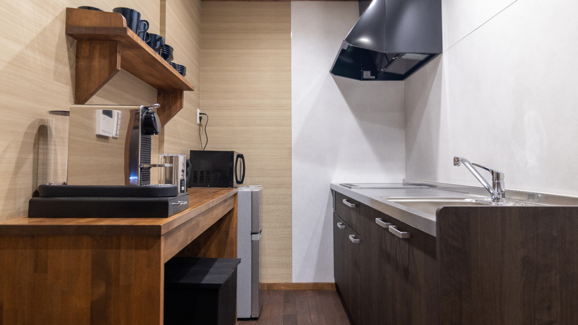 ・【ファミリー　ダブルルーム】木目の優しい風合いが魅力。温もりを感じるキッチンです