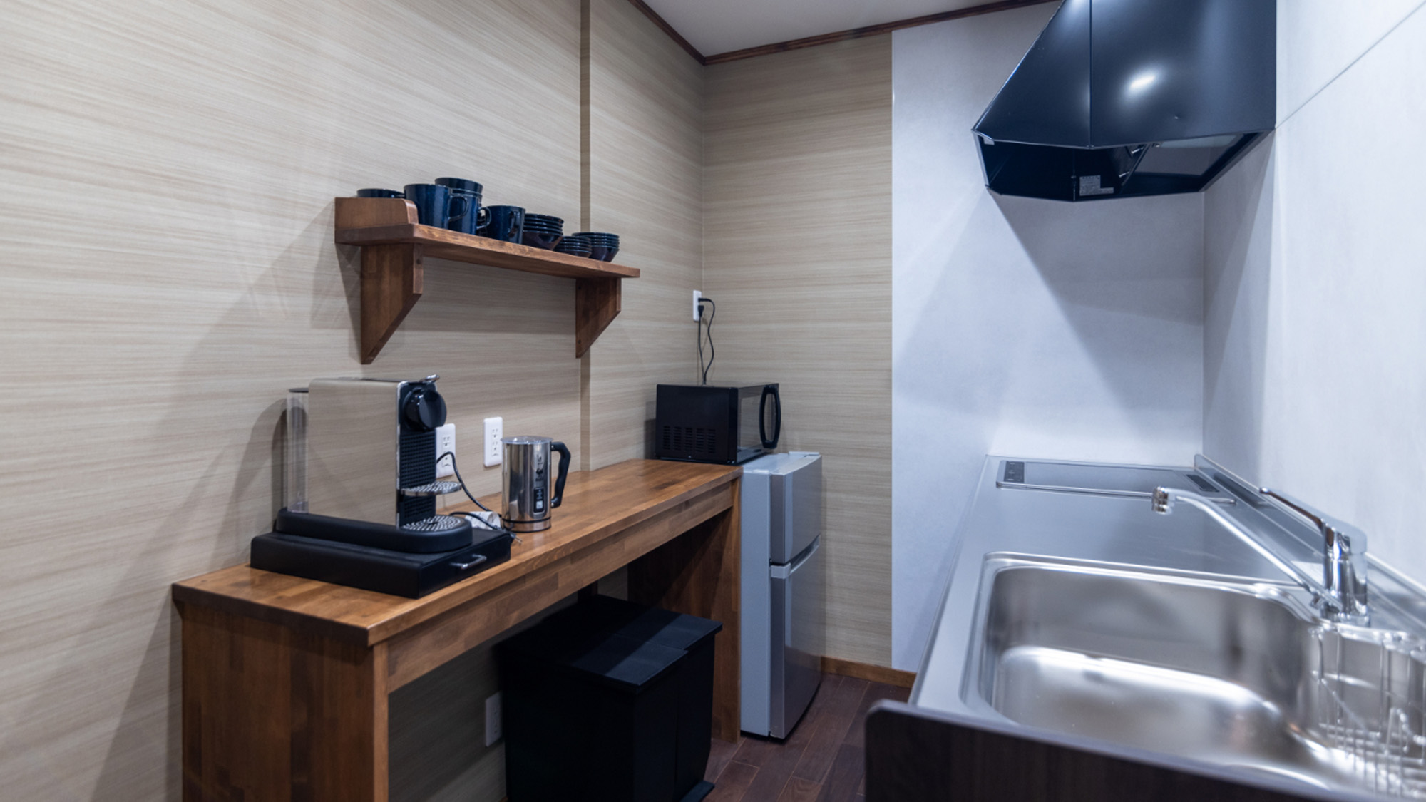 ・【ファミリー　ダブルルーム】コーヒーメーカー、電気ポット、食器、冷蔵庫、電子レンジなどを完備