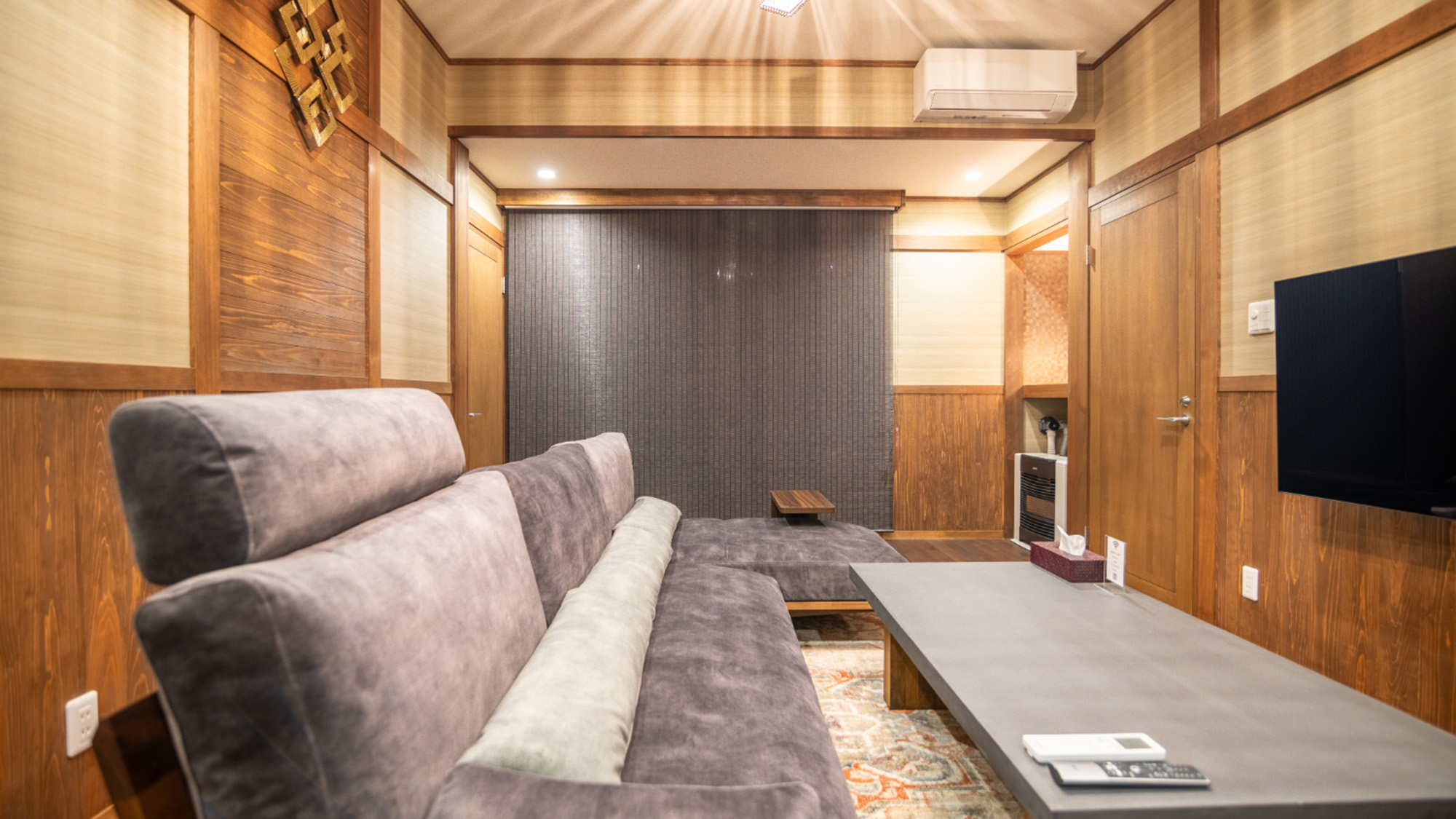 ・【ファミリー　ダブルルーム】歓談やくつろぎに。広めのソファでごゆっくりとお過ごしください