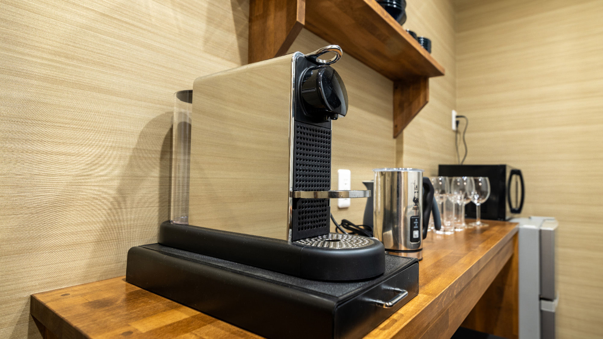 ・【ファミリー　ダブルルーム】グラスやコップも複数ご用意しています。グループ利用にもおすすめです