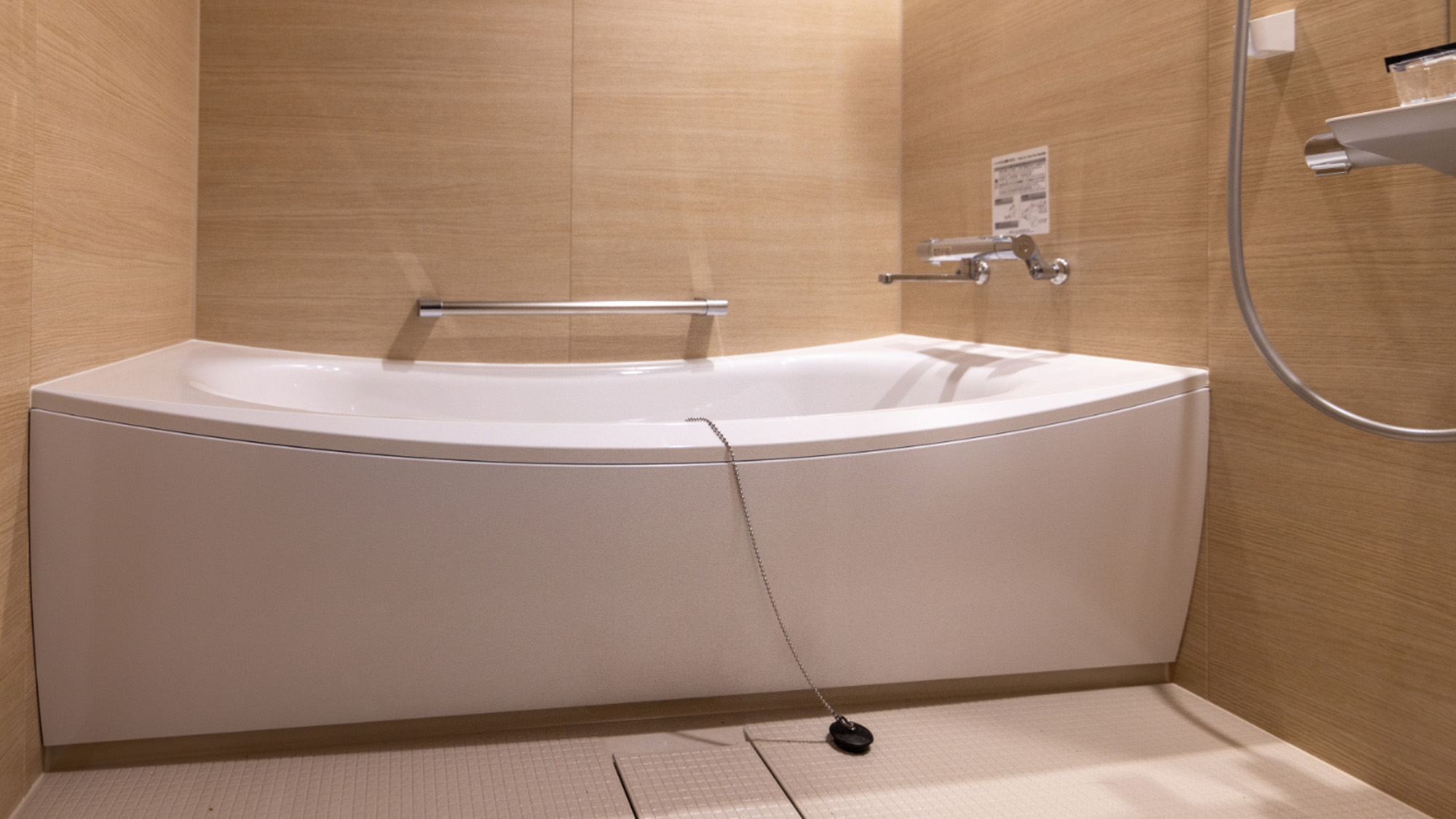 ・【ファミリー　ダブルルーム】広々とした浴槽でゆったり。心安らぐバスタイムをどうぞ