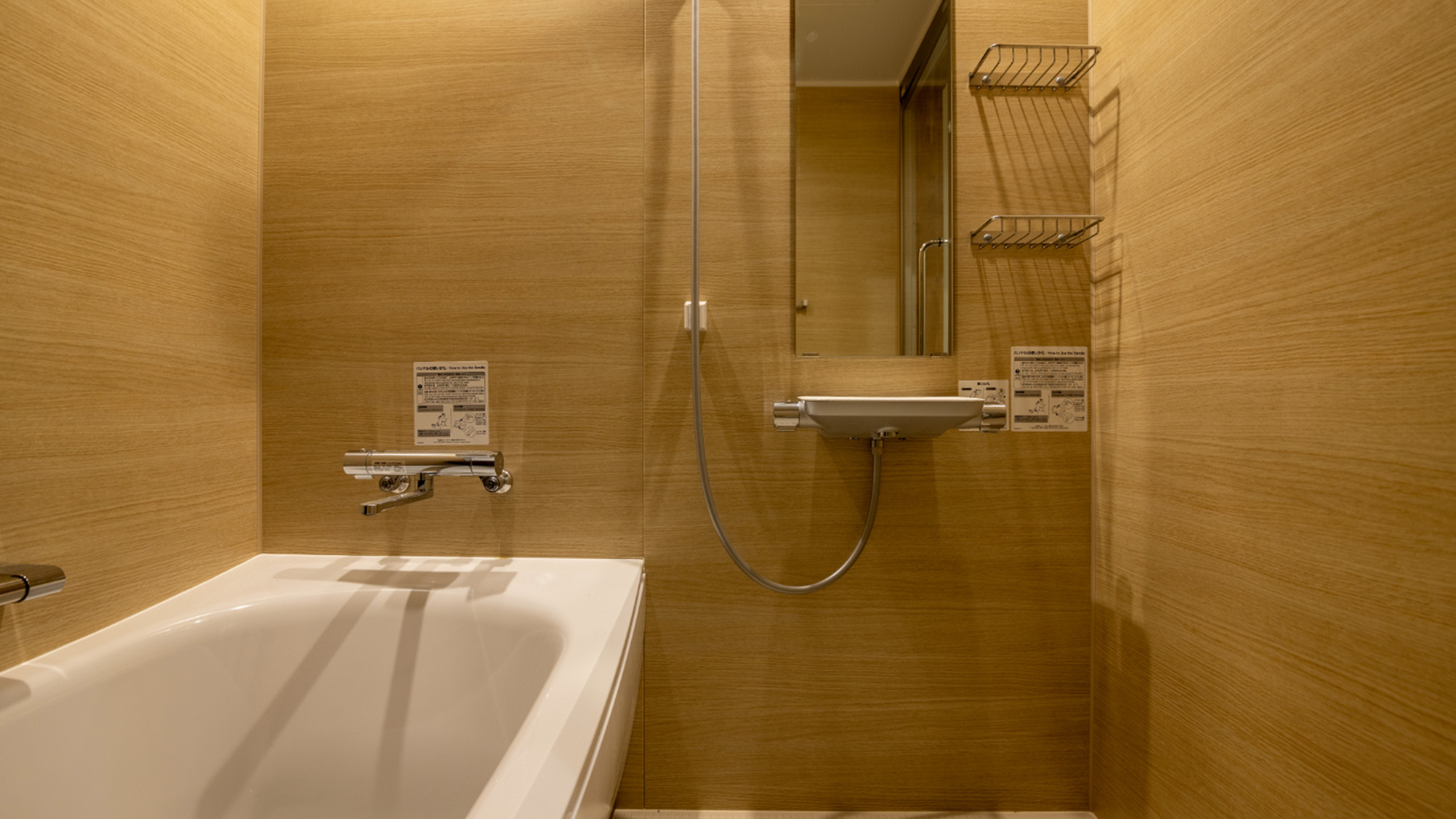 ・【ファミリー　ダブルルーム】シャワー、洗い場つきの広めの空間で快適にご入浴いただけます