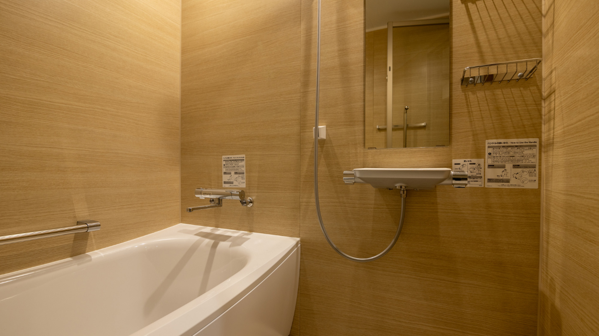 ・【ファミリー　ダブルルーム】シャワー、洗い場つきの広めの空間で快適にご入浴いただけます