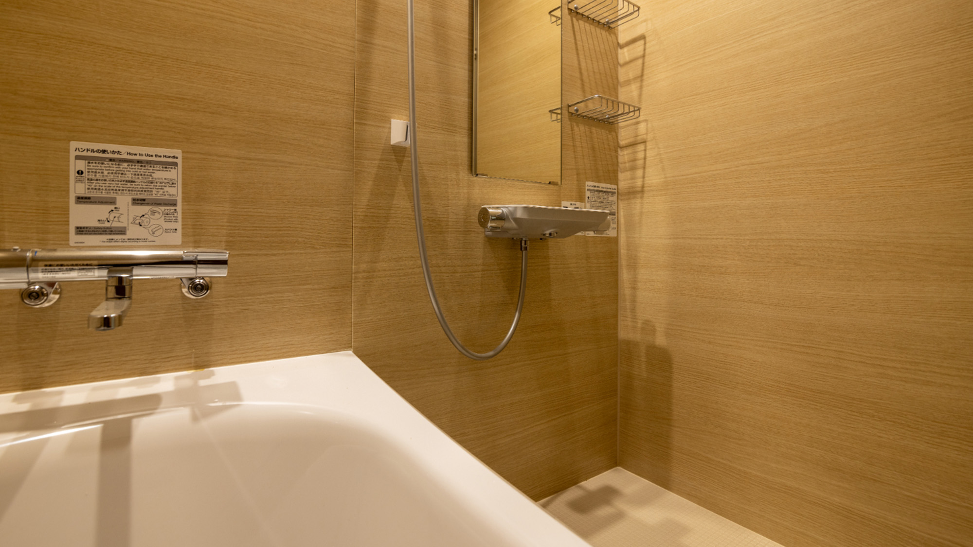・【ファミリー　ダブルルーム】シャワー、洗い場つきの広めの空間で快適にご入浴いただけます