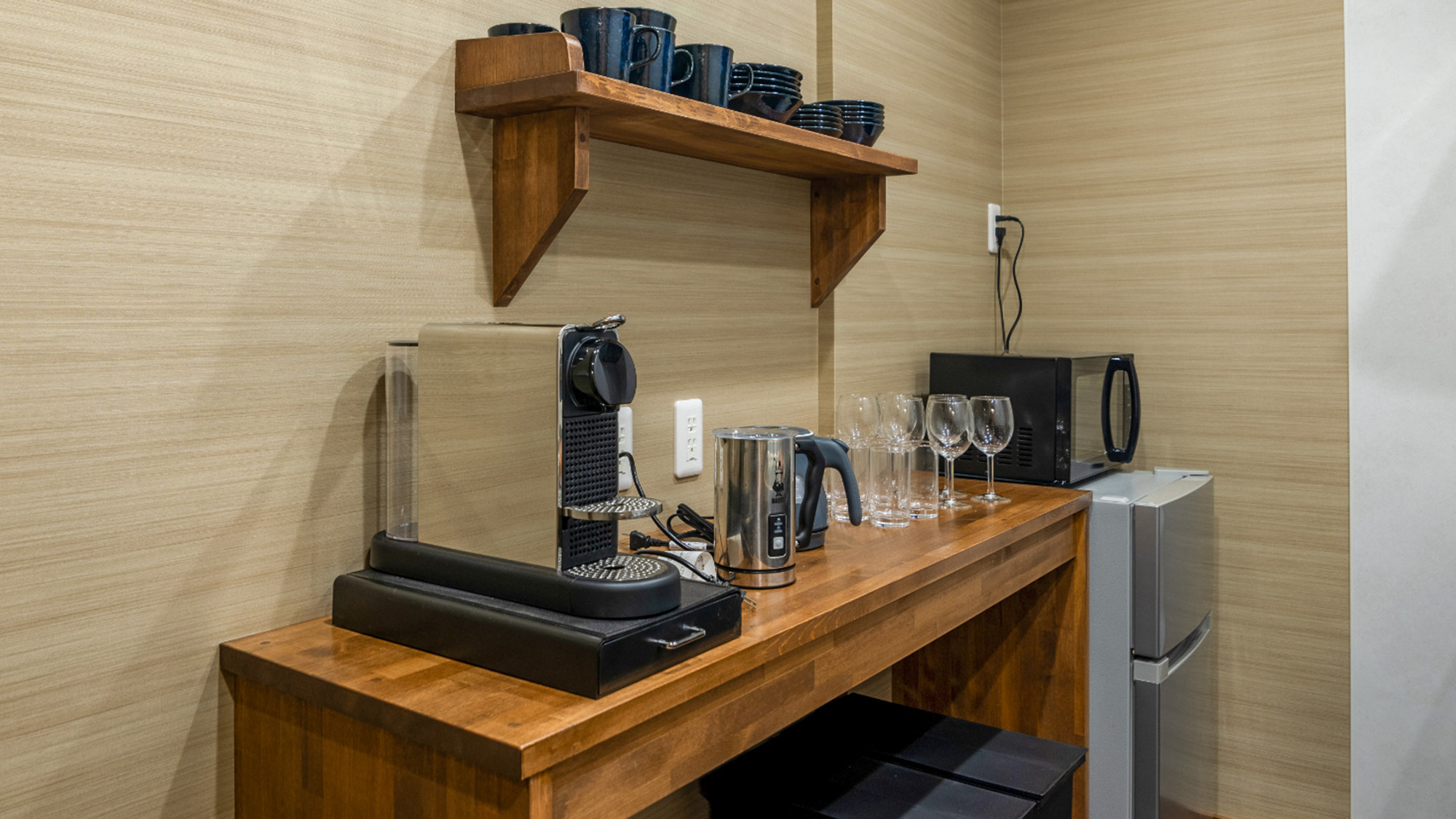 ・【ファミリー　ダブルルーム】コーヒーメーカー、電気ポット、食器、などを備えています