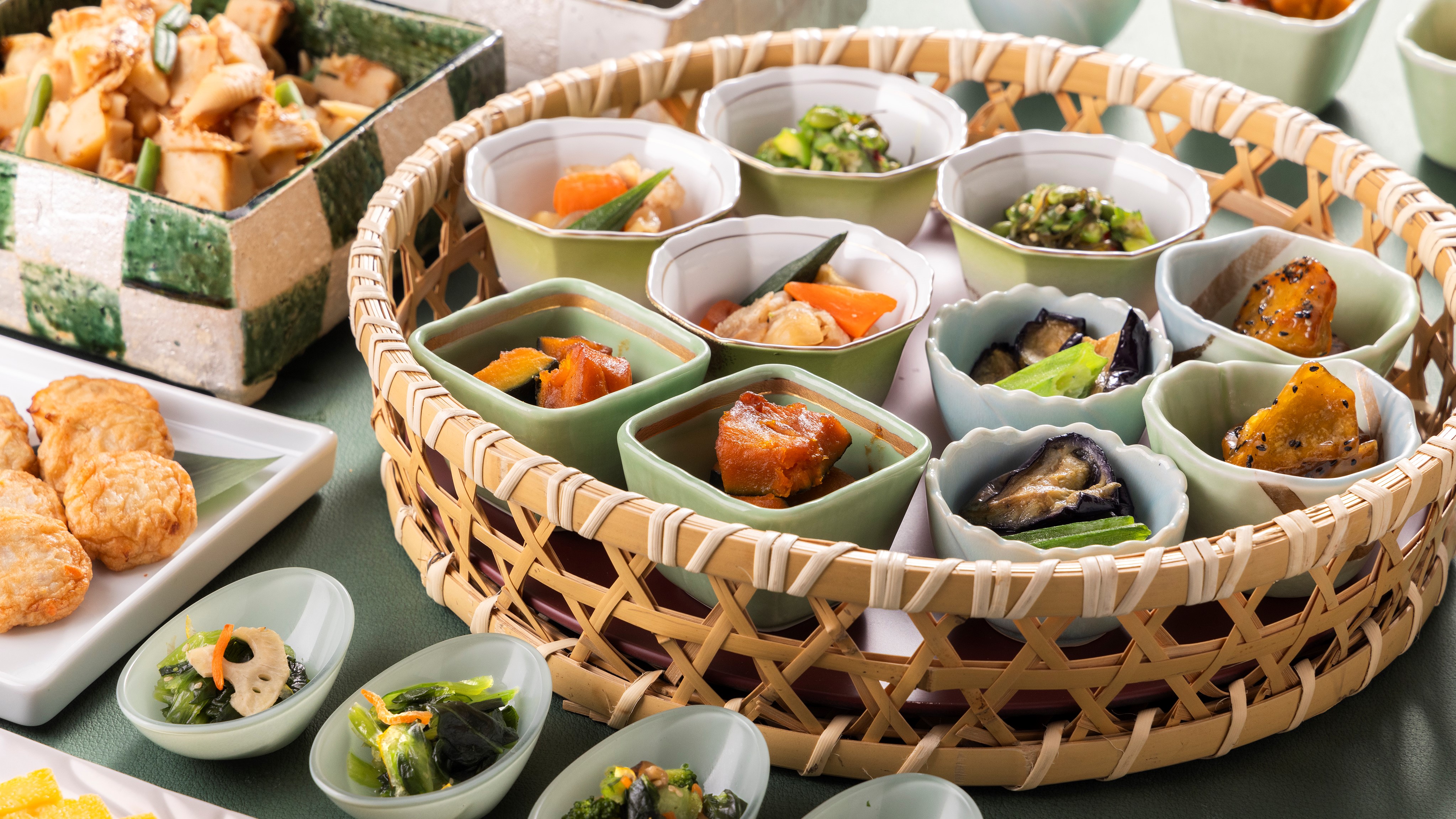 【朝食】別館1階ふじた／ごはんがすすみ、和の惣菜を種類豊富にご用意しております