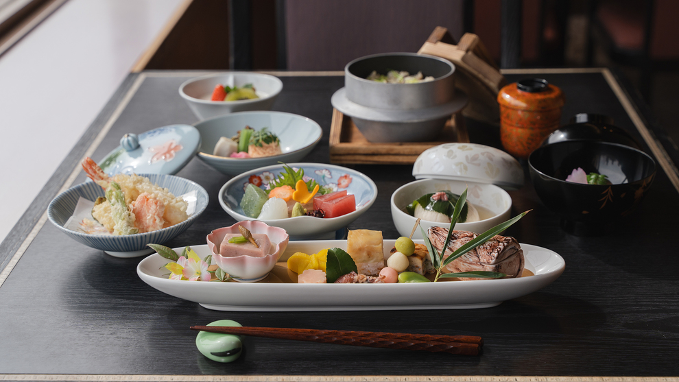 【ご夕食：宝来会席】「現代の名工」が生む、卓越した和の味わいをお召し上がりください。