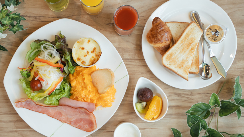 【ご朝食：洋食】朝から元気が出る、彩り豊かなメニュー。人気のドリアもミニサイズでご用意。
