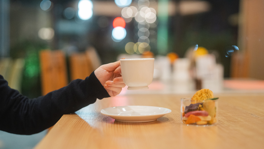 【ナイトラウンジ】Wi-Fi・電源完備で一人でのご利用もおすすめ。ゆったりと物思いにふける夜を。