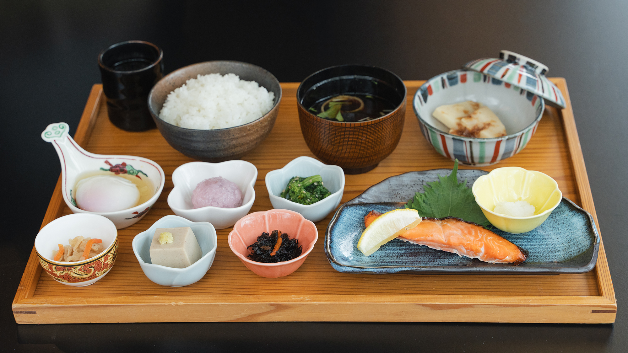 【ご朝食：和食】丹場産黒豆のお味噌汁に加え、地卵は日替わりのメニューでご提供。