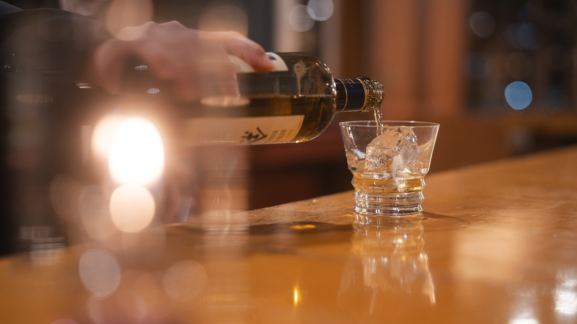 【レストラン＆BAR ガスライト】窓から宝塚の夜を眺め、こだわりのお酒をお楽しみください。
