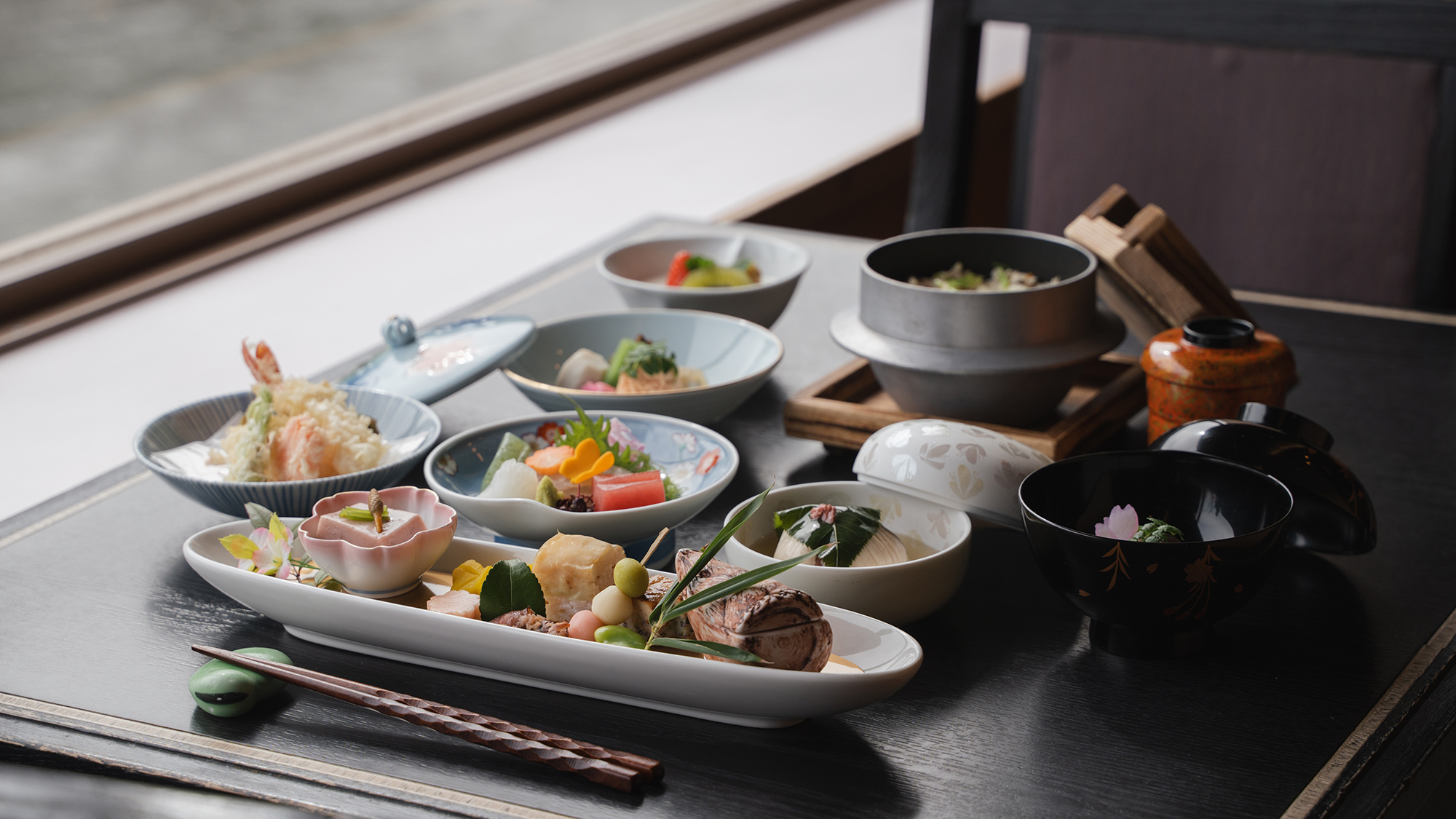【ご夕食：宝来会席】「現代の名工」が生む、卓越した和の味わいをお召し上がりください。