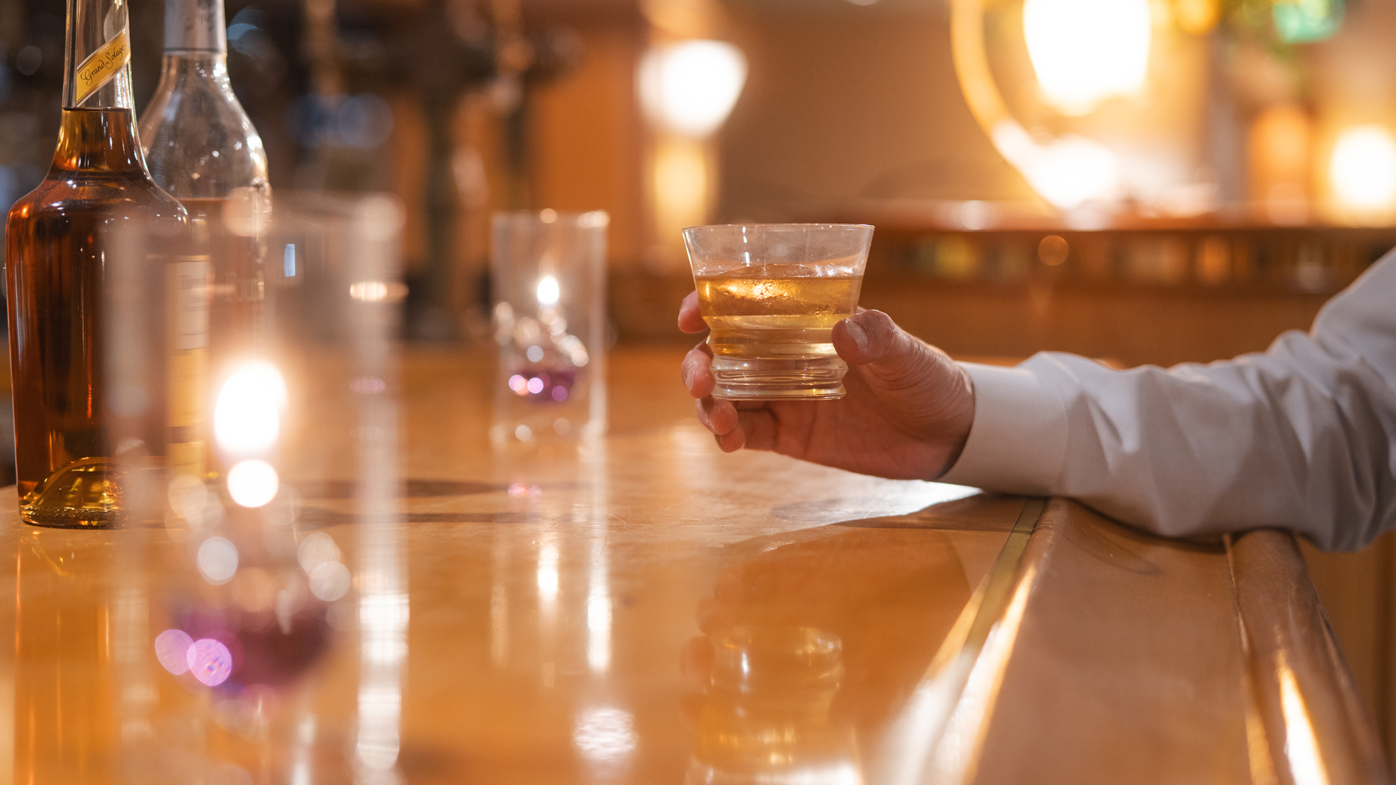 【レストラン＆BAR ガスライト】窓から宝塚の夜を眺め、こだわりのお酒をお楽しみください。