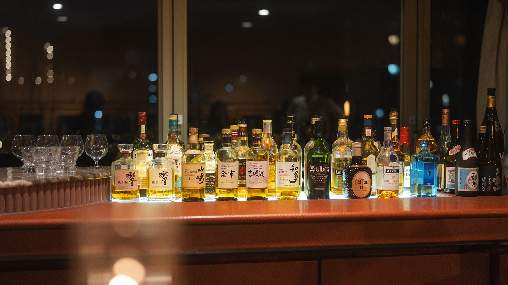 【レストラン＆BAR ガスライト】窓から宝塚の夜を眺め、こだわりのお酒をお楽しみください。