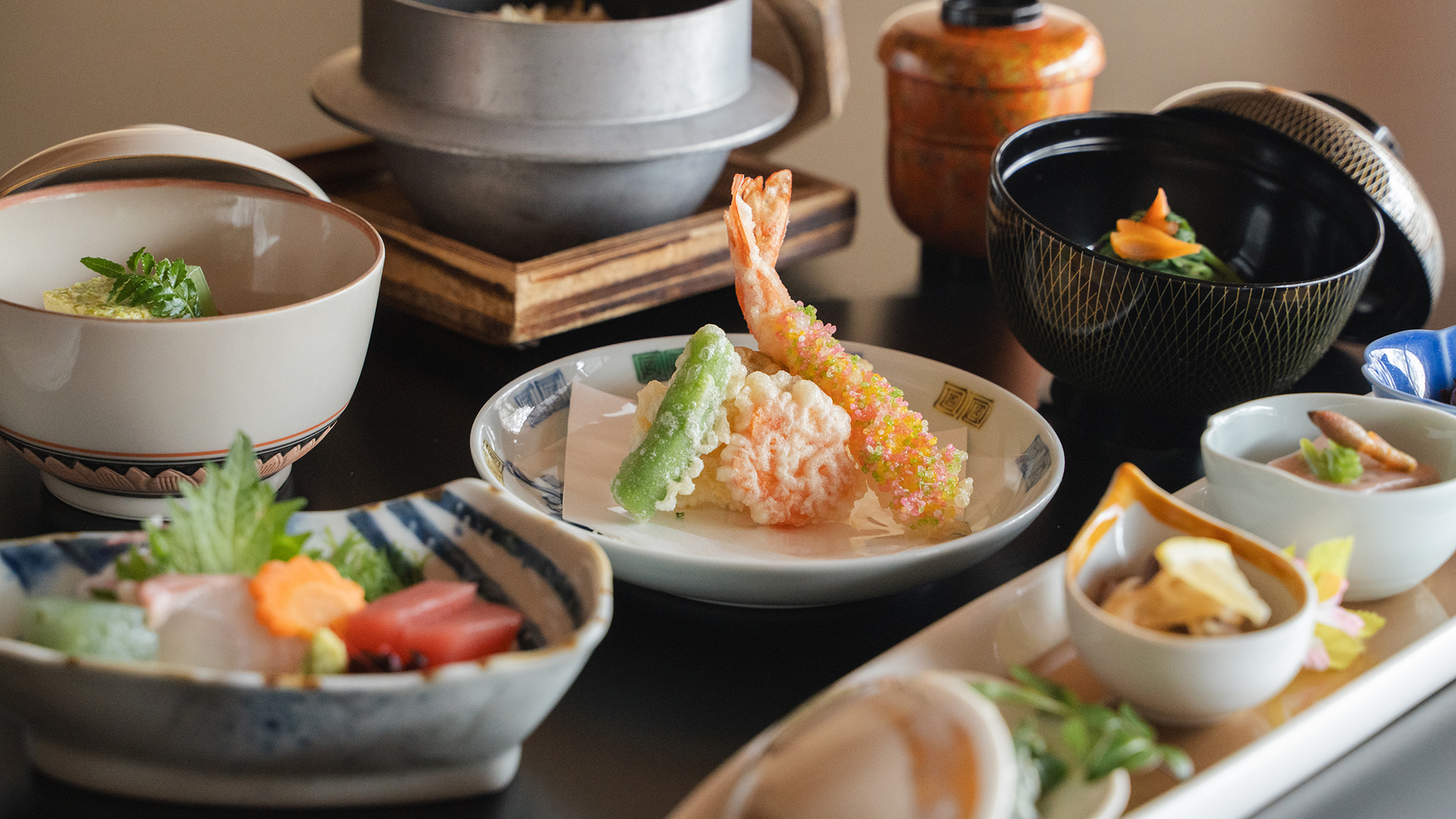 【ご夕食：彩り会席】五感で四季を味わう逸品は、月毎にメニューを変え、皆様を飽きさせません。