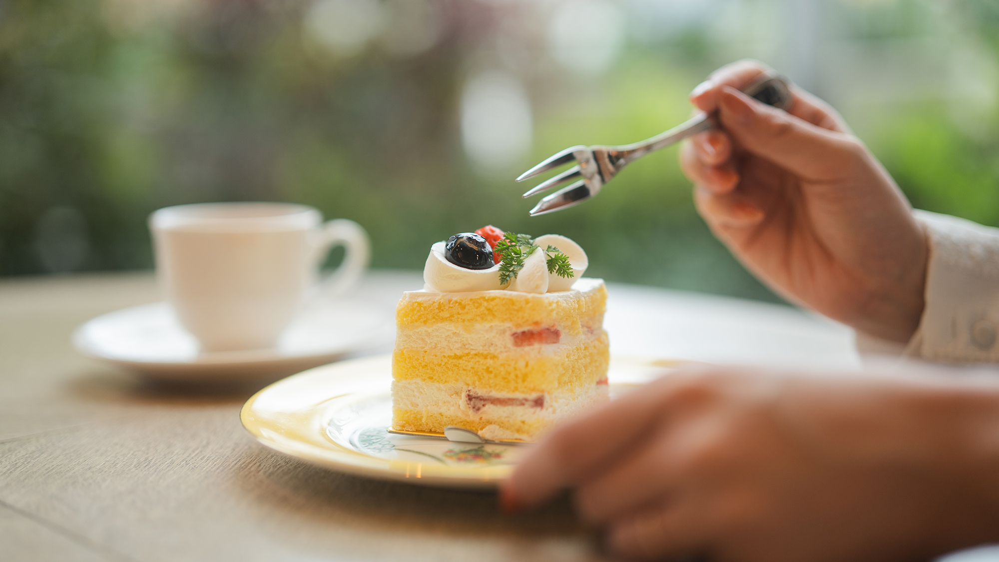 【レストラン　シャンゼリゼ】季節のドリンクや、こだわりのホテルメイドのスイーツもございます。