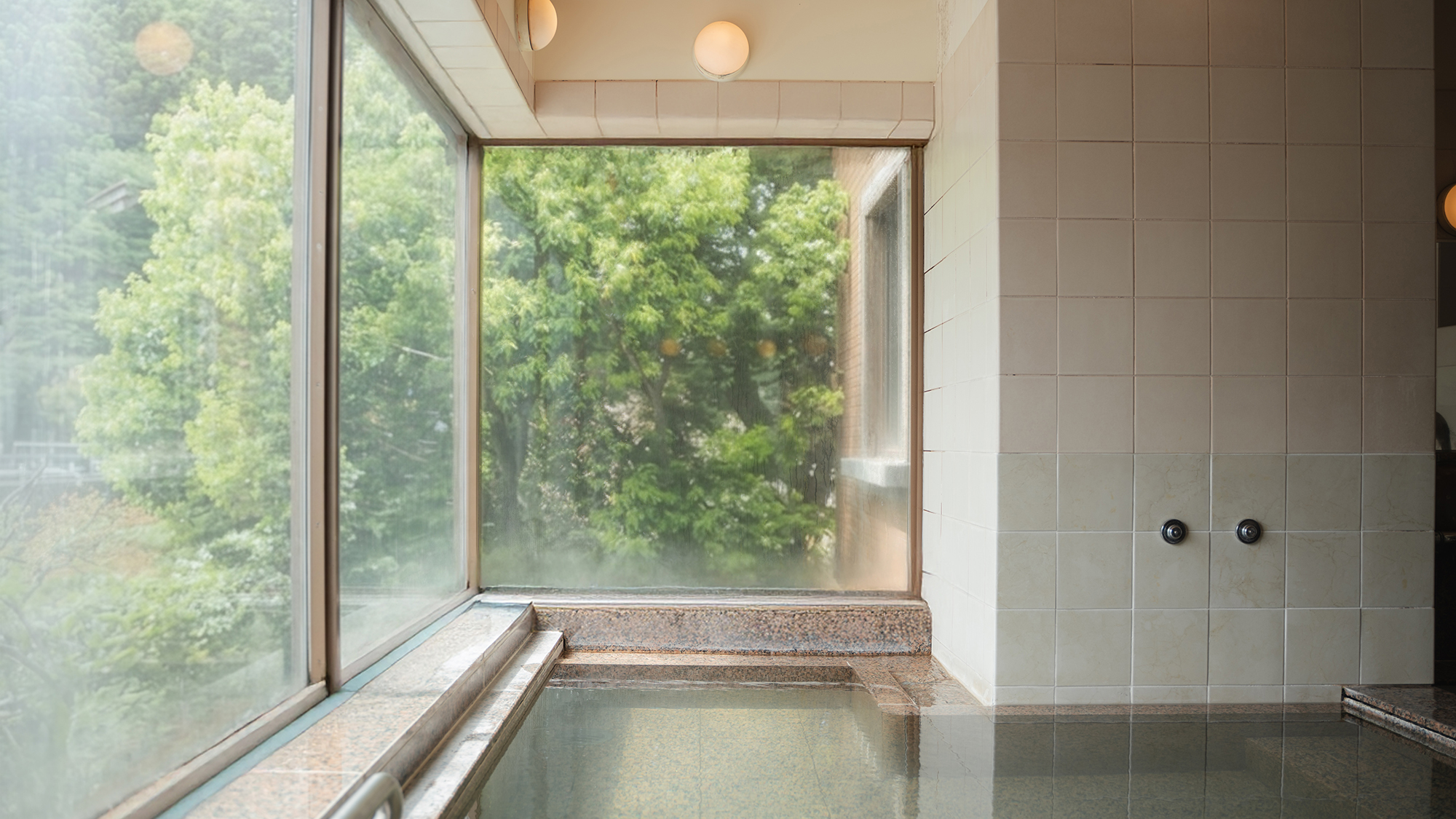 【大浴場：宝塚温泉「銀の湯」】やわらかな泉質で、湯上りはつるすべのお肌に。
