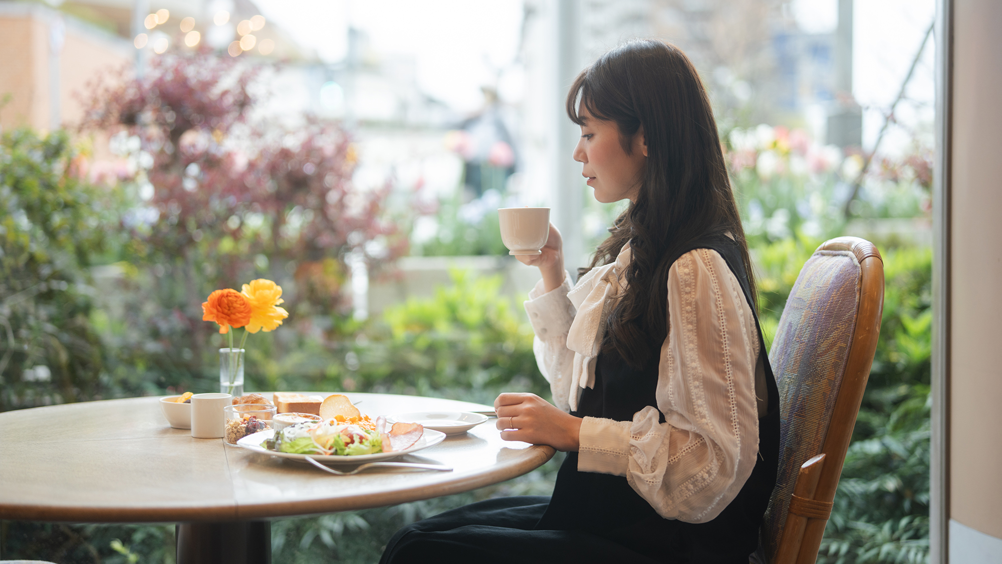 【ご朝食】朝日がやさしく入るレストランで、心も明るくなるような朝を。
