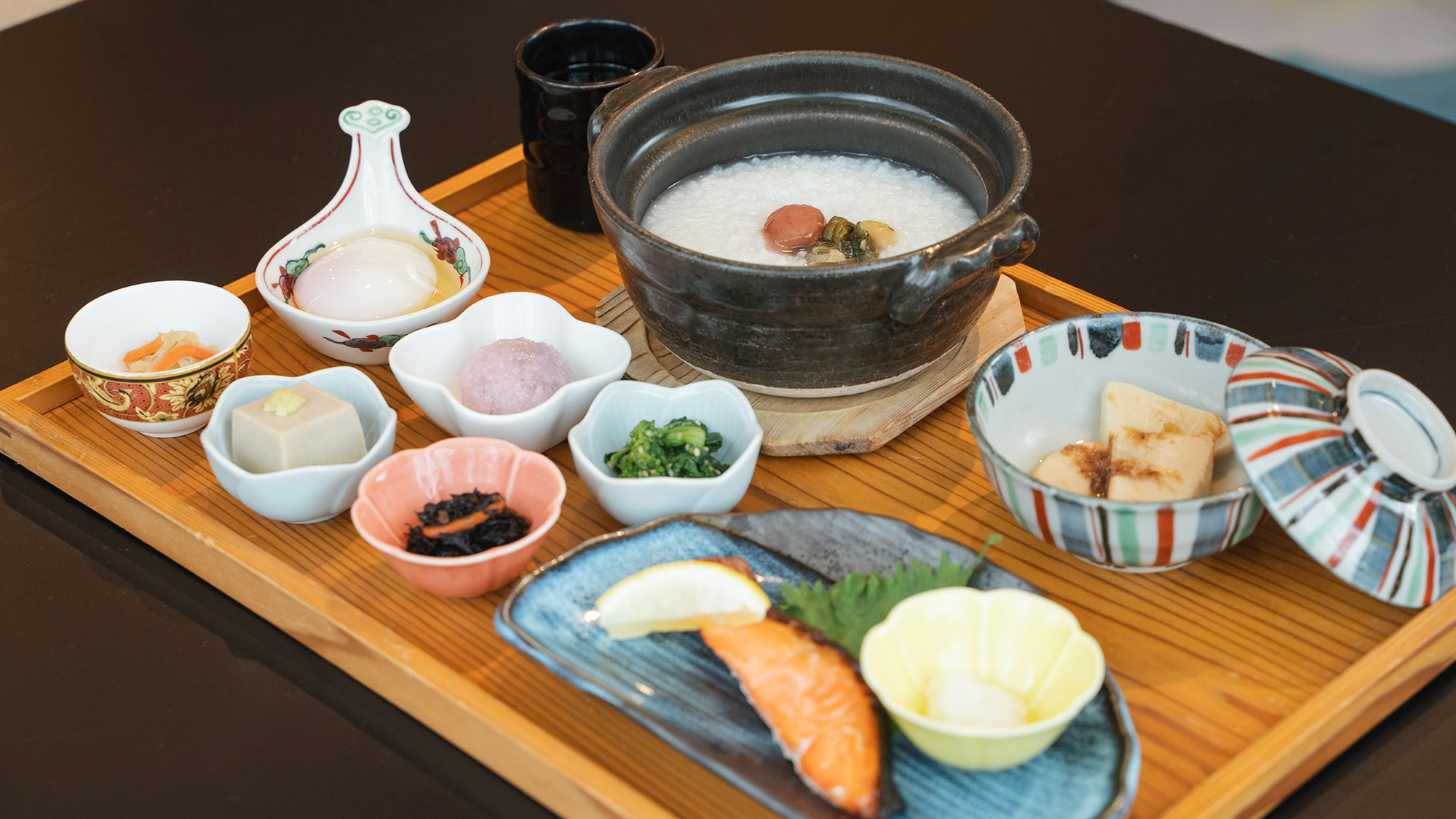 【ご朝食：お粥】和食メニューと同様に、焼き魚・日替わり卵料理もございます。