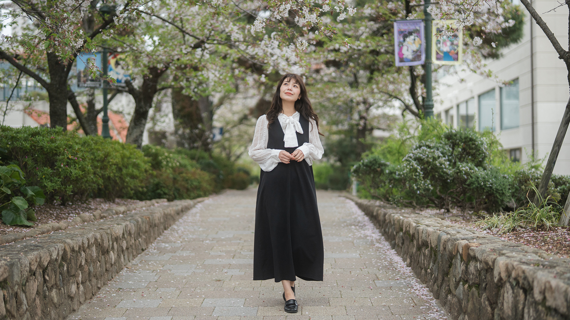 【花のみち】駅から大劇場までの道のりを、色とりどりの花々が繋ぎます。