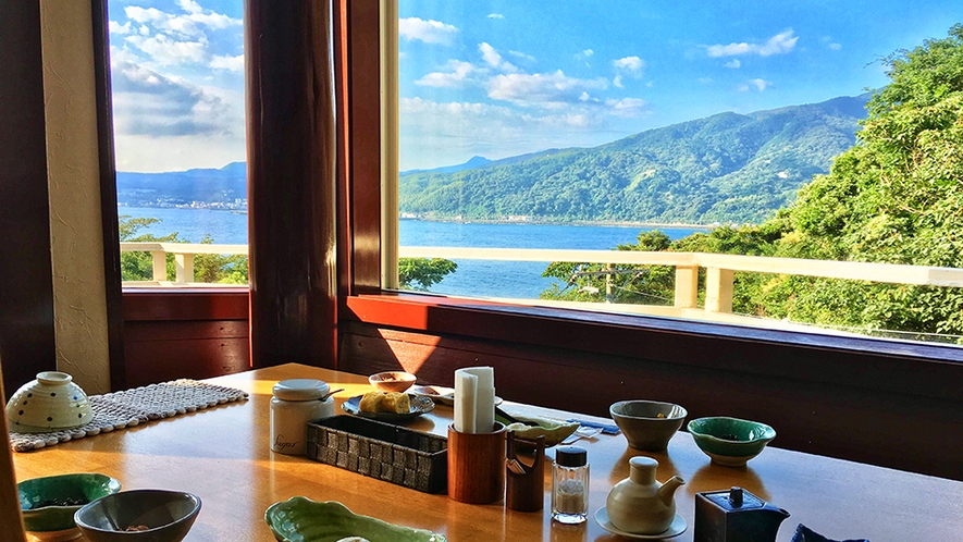 絶景朝食。海と山並みを眺めながらの朝食は格別です。