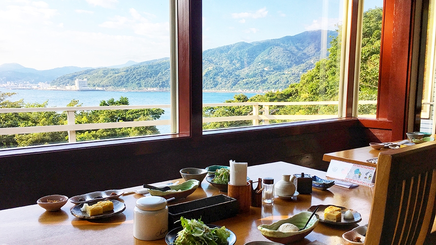 絶景朝食。海と山並みを眺めながらの朝食は格別です。