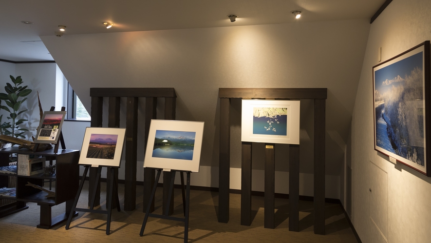 ギャラリー◆5階にあるギャラリーには周辺の風景写真を展示。
