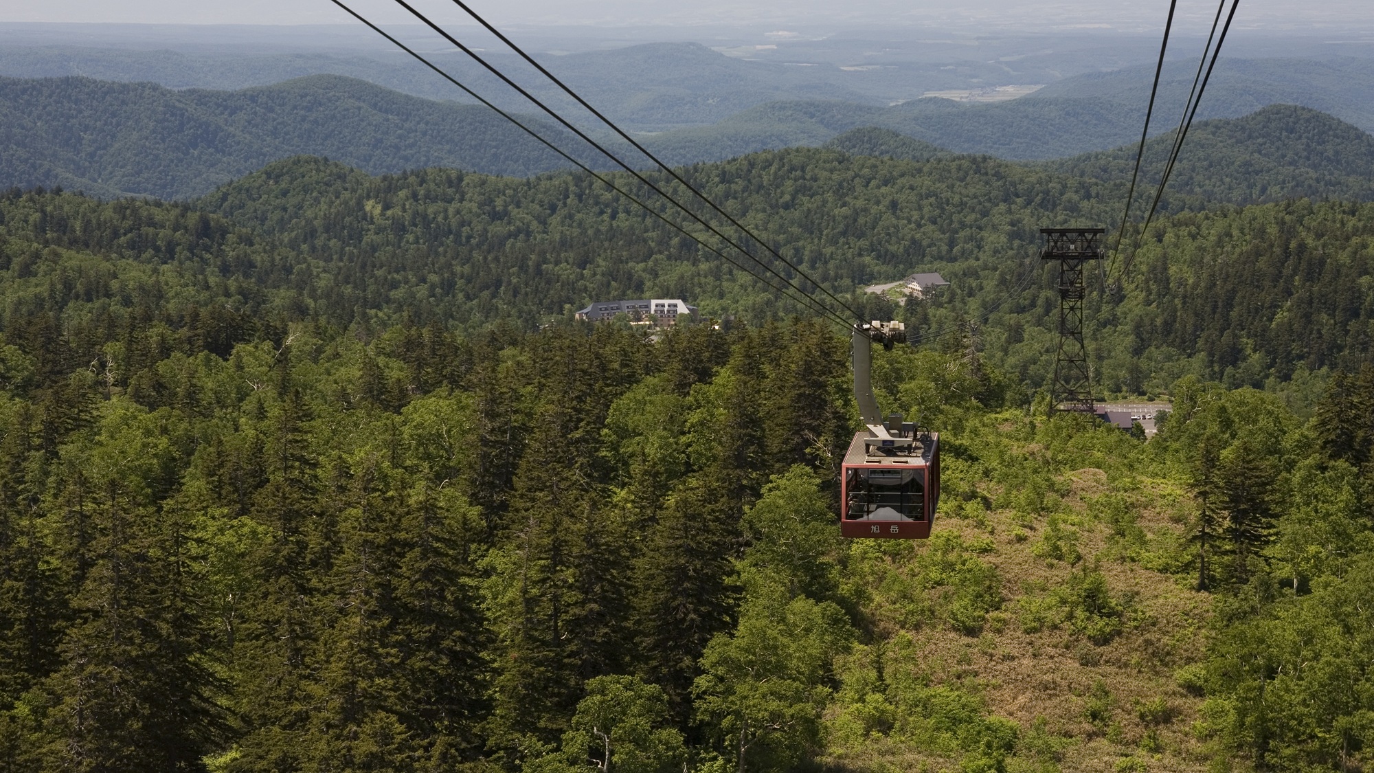 旭岳ロープウェイからラビスタ大雪山方面の眺望