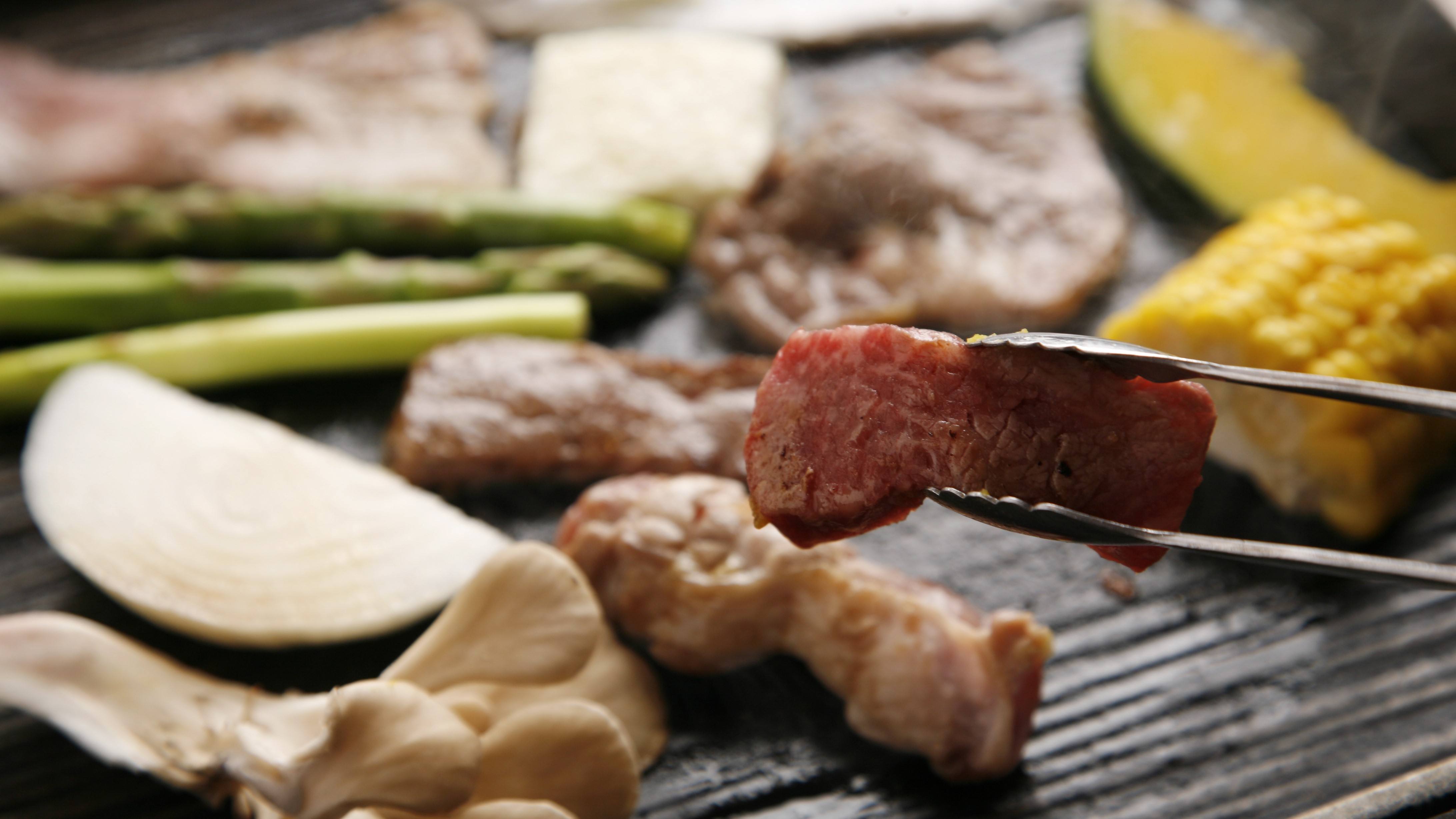 ヌプリ◆目の前の鉄板で好みの焼き具合で北海道の食材を焼いてください。