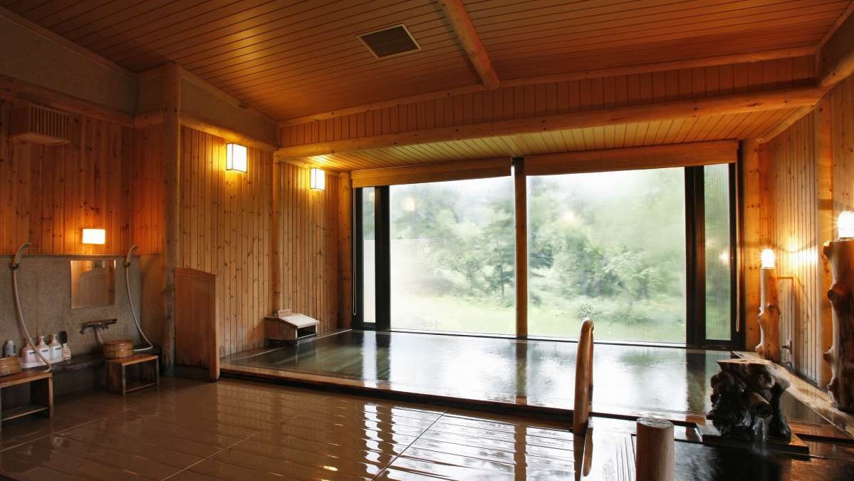 大浴場「もむにの湯」■木の香りと良質な温泉の大浴場。