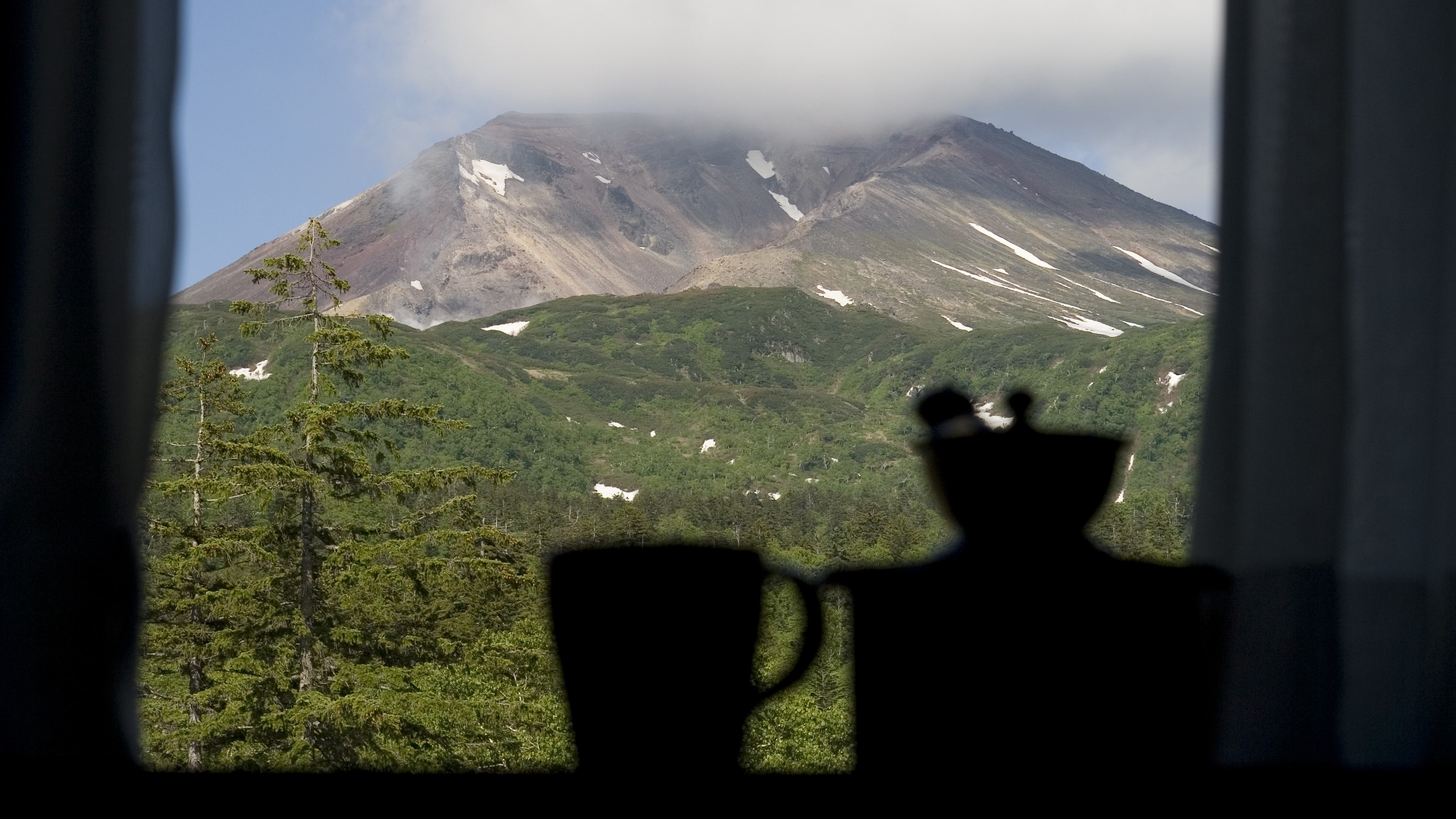 客室◆コーヒーを飲みながら旭岳の眺望を眺める。