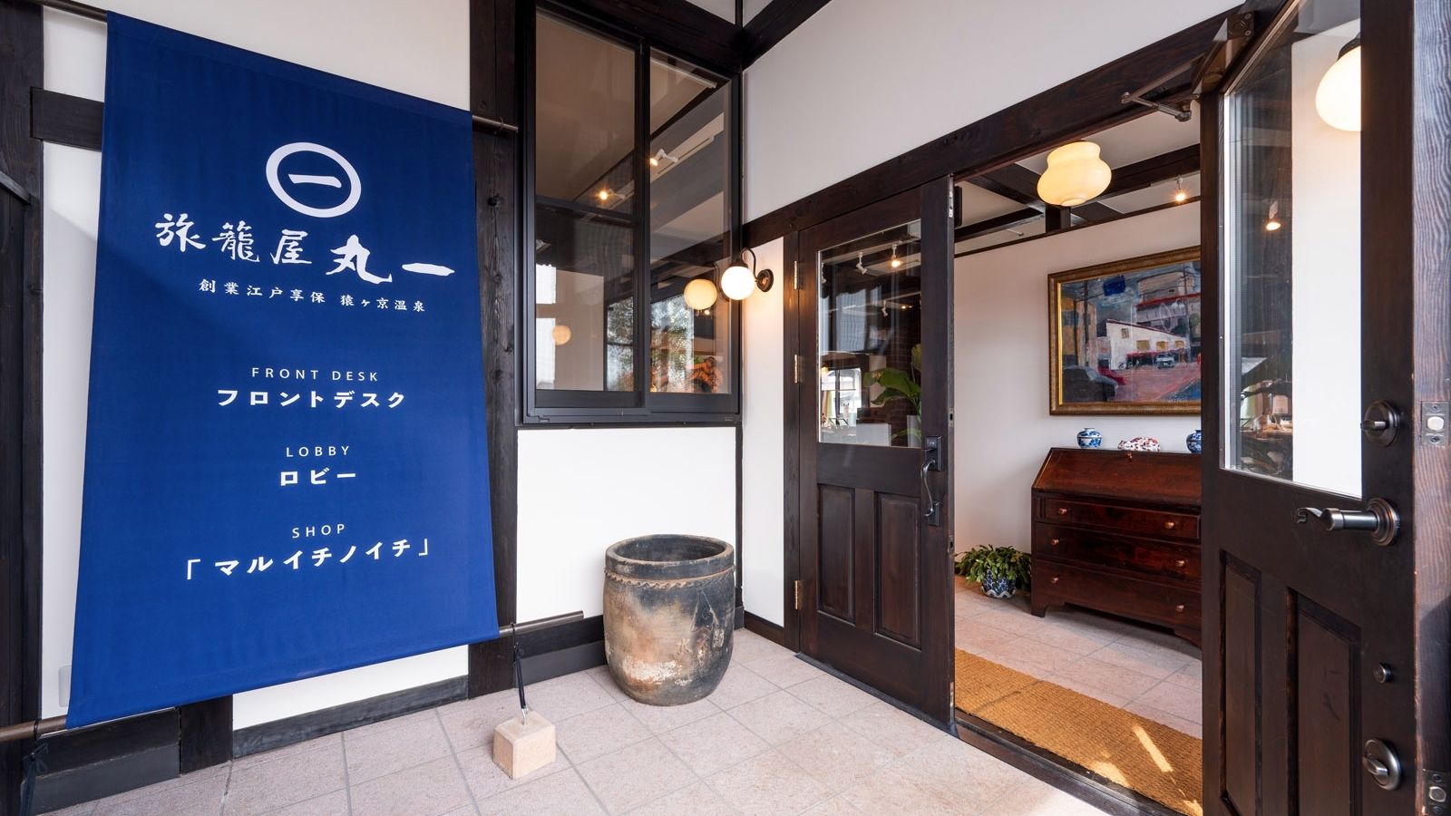 フロントデスク　入り口