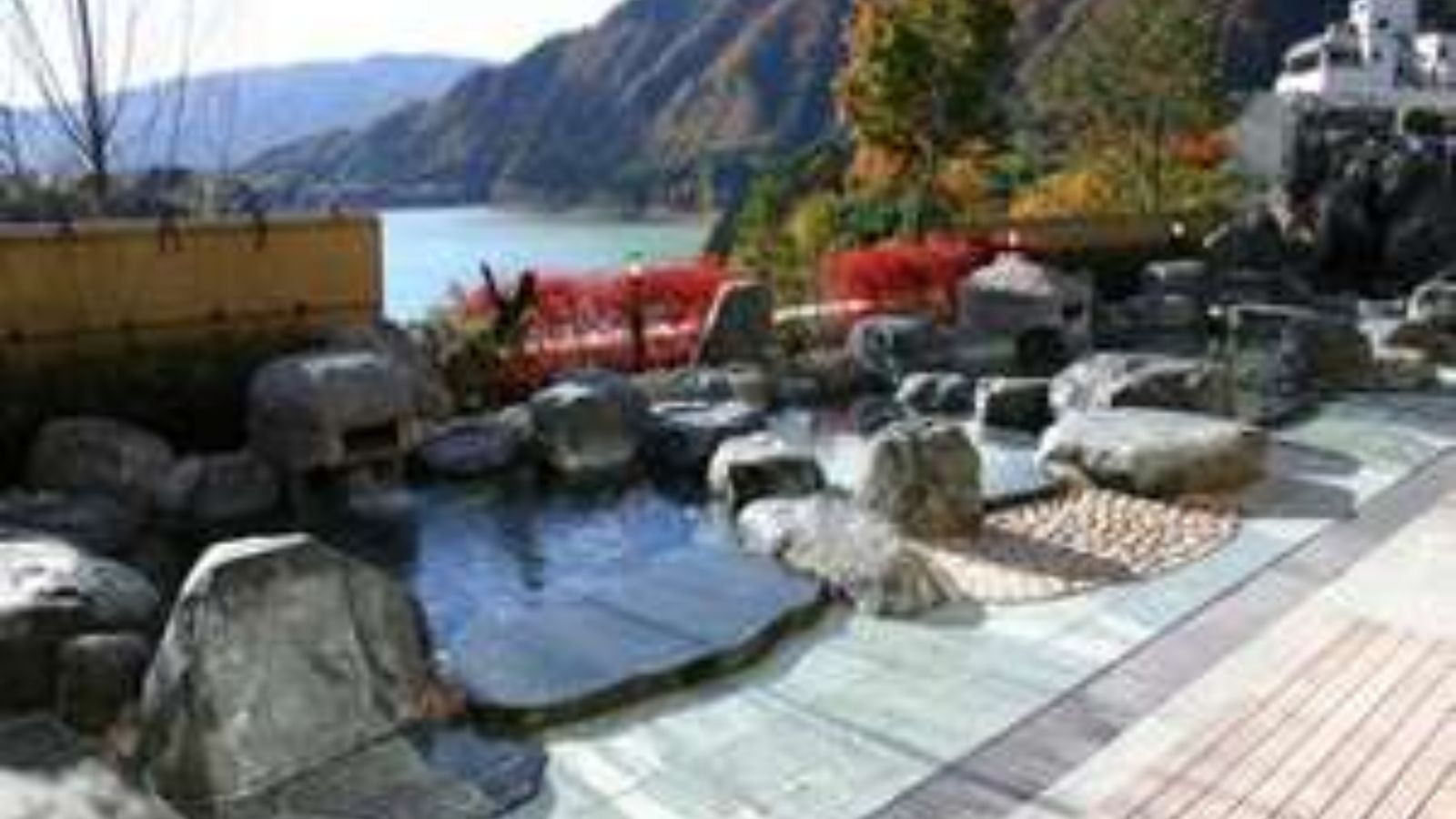 日帰り温泉施設の　【まんてん星の湯】　赤谷湖と山々を一望できる露天風呂がある。